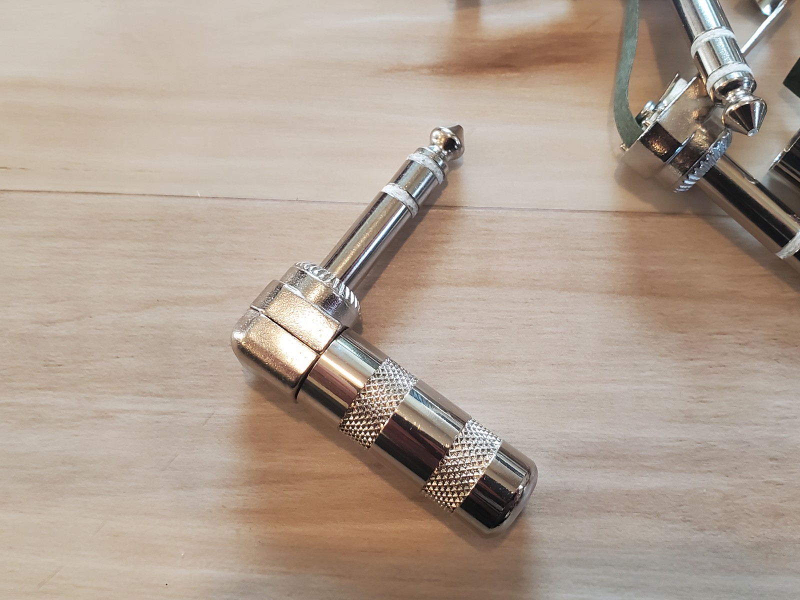 LOT OF 8 – 1/4″ 6.3mm Right Angle 90 Degree Mono Male Solder-On Plug Connector
