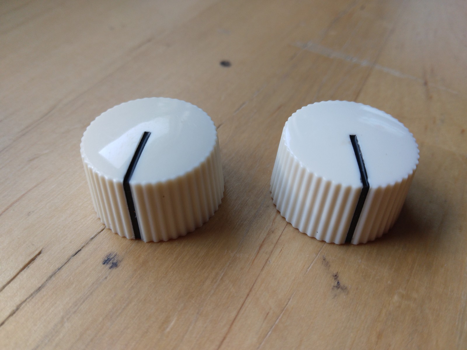 Vintage Style Cupcake Volume/Tone Replica Knobs for Guitar or Amp 2 (Two) Cream
