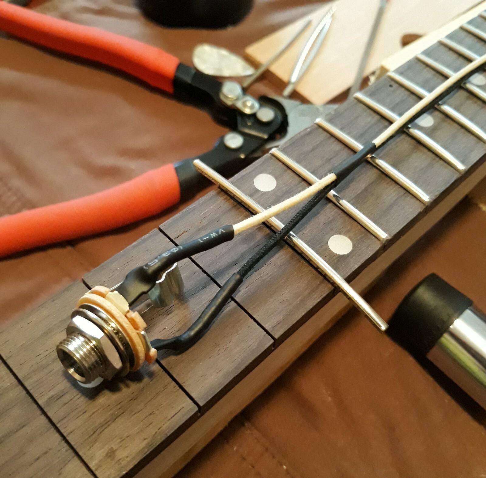 SWITCHCRAFT Prewired #11, 1/4″ Mono OUTPUT JACK w/10″ Gavitt Pushback Wire Leads