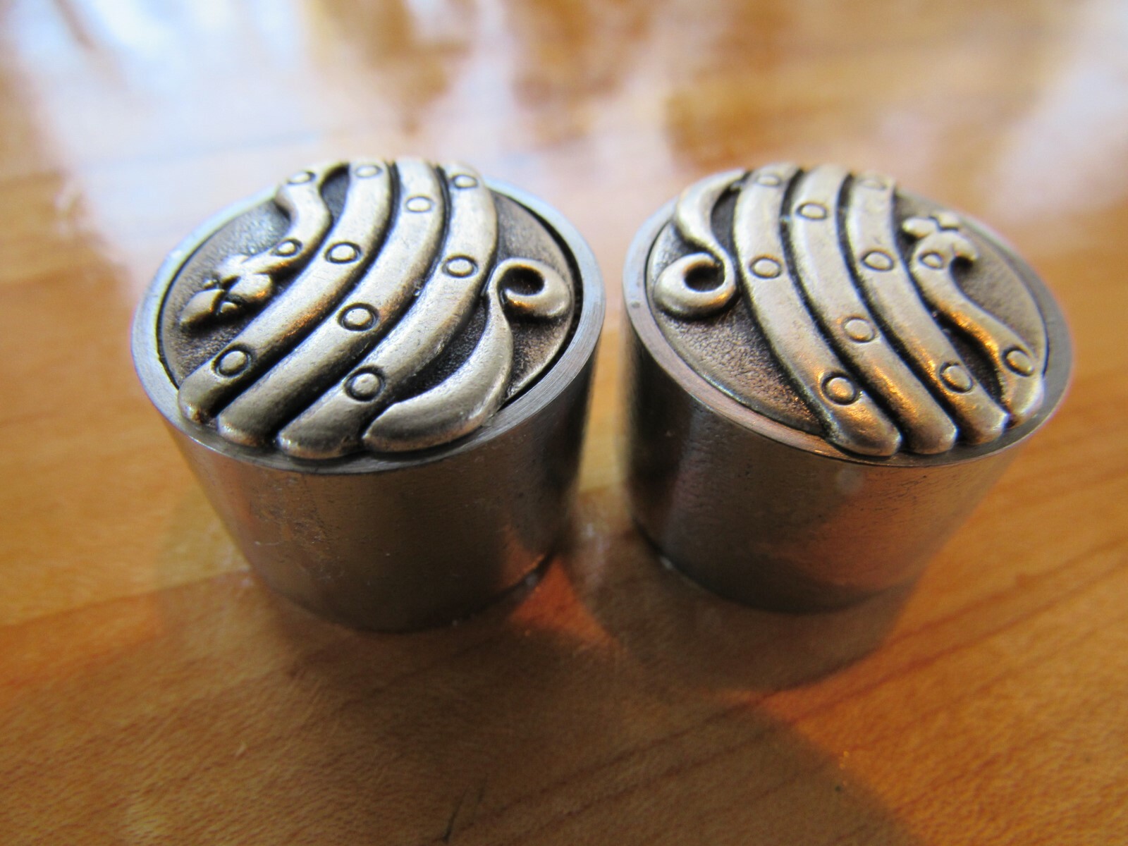Snake Volume/tone guitar knobs. A set f two knobs.