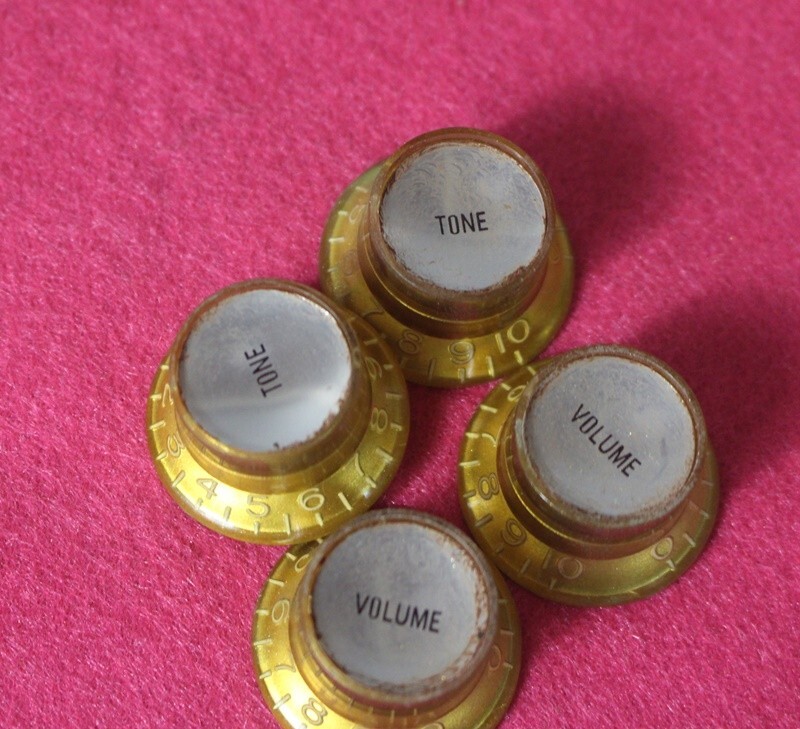 Aged Reflector Top Hat Knobs For Les Paul Guitars (4) – Gold w/ Silver Inserts