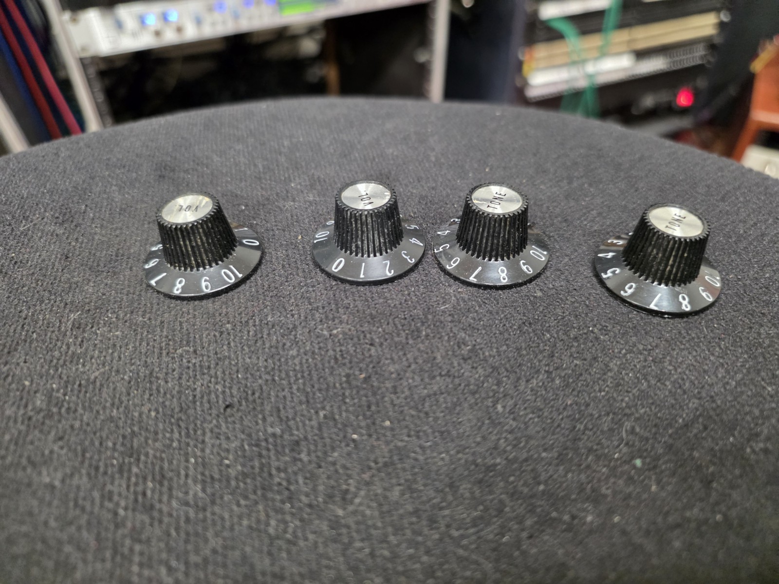 Gibson Witch Hat Knobs Set of 4 2 Volume 2 Tone 1960s 1970s