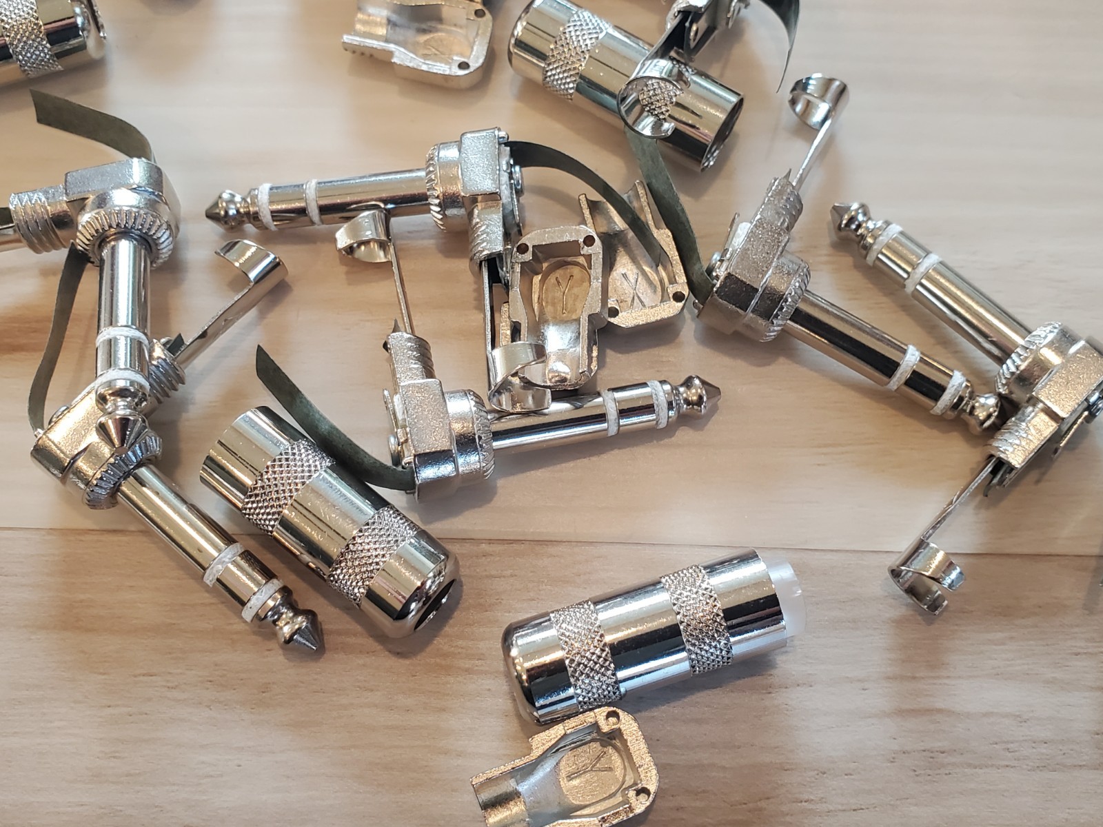 LOT OF 8 – 1/4″ 6.3mm Right Angle 90 Degree Mono Male Solder-On Plug Connector