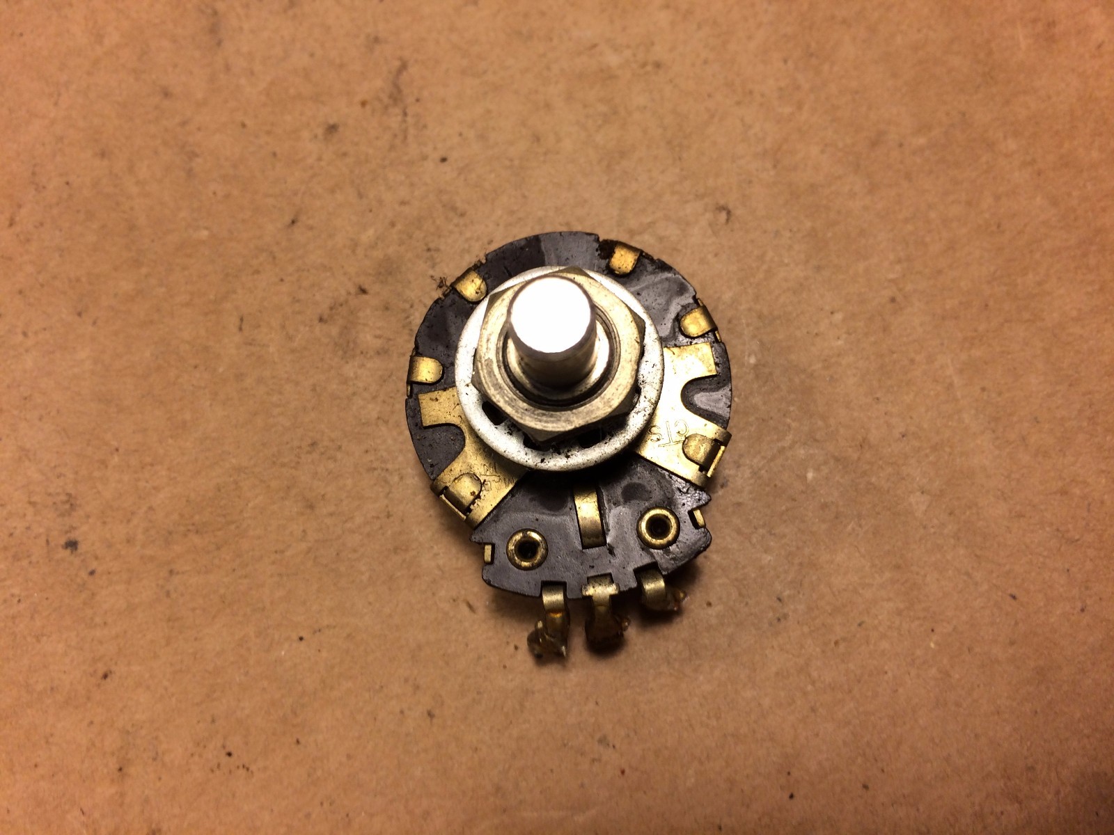 Vintage 1944 CTS 15k ohm 1/4″ Shaft Guitar Potentiometer Linear Tested (2 avai