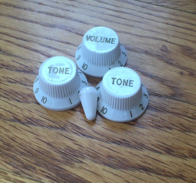 3 Vintage Style Import Fender Japan MIM? Strat Knobs Aged Relic White 4 Spokes