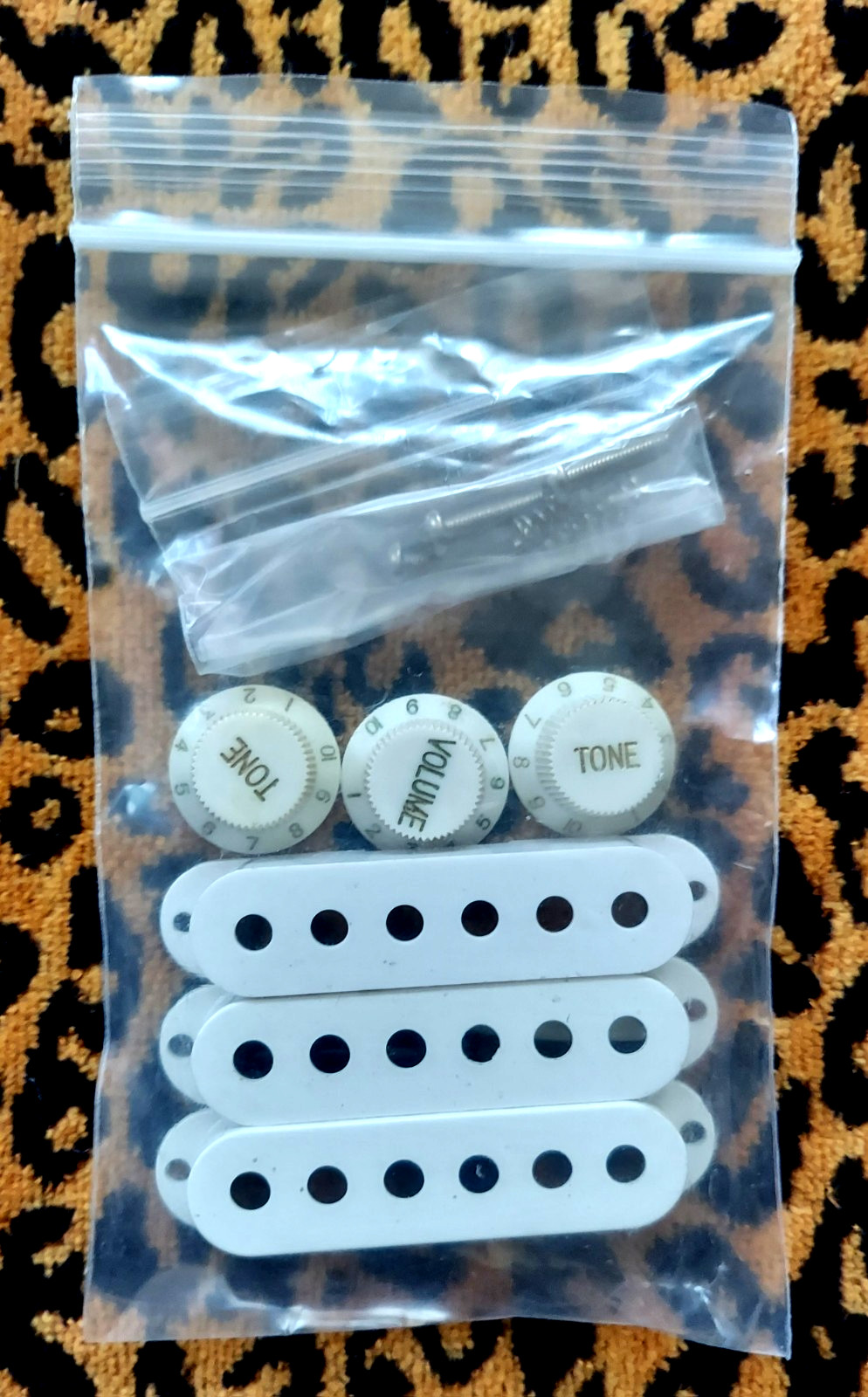 Stratocaster knobs pickup covers tremolo arm tips bright white