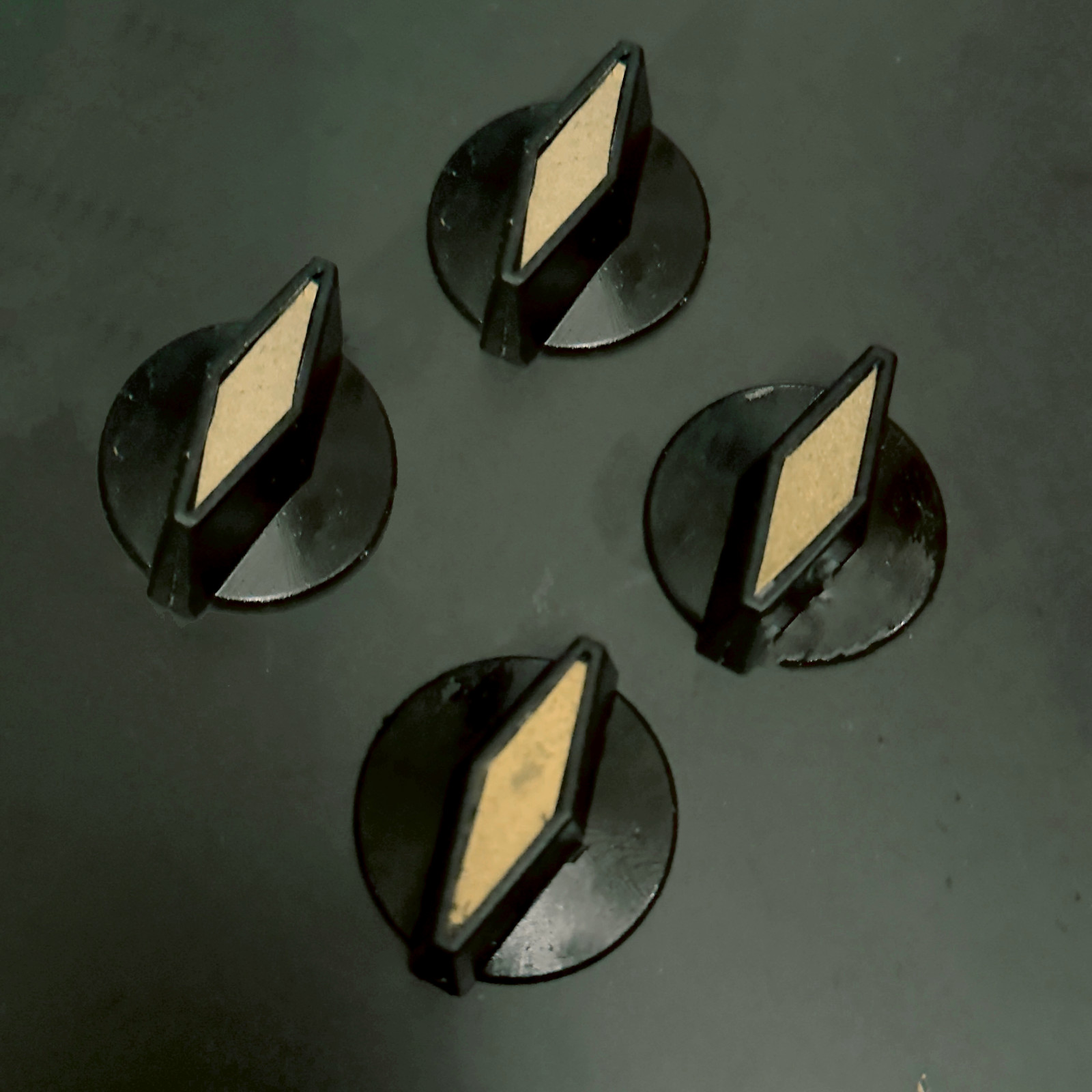 Rickenbacker Rogan Diamond Pointer Knobs (set 4) Black & Gold 325C58, 325V59