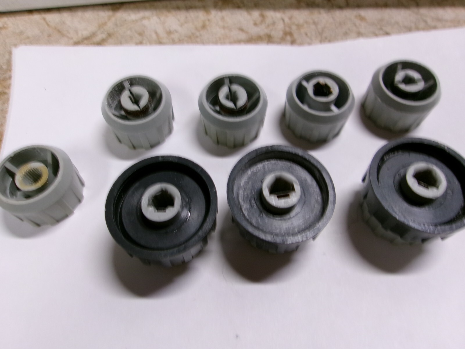 8 VINTAGE GRAY PLASTIC CONTROL KNOBS W/CHROME INSERT.