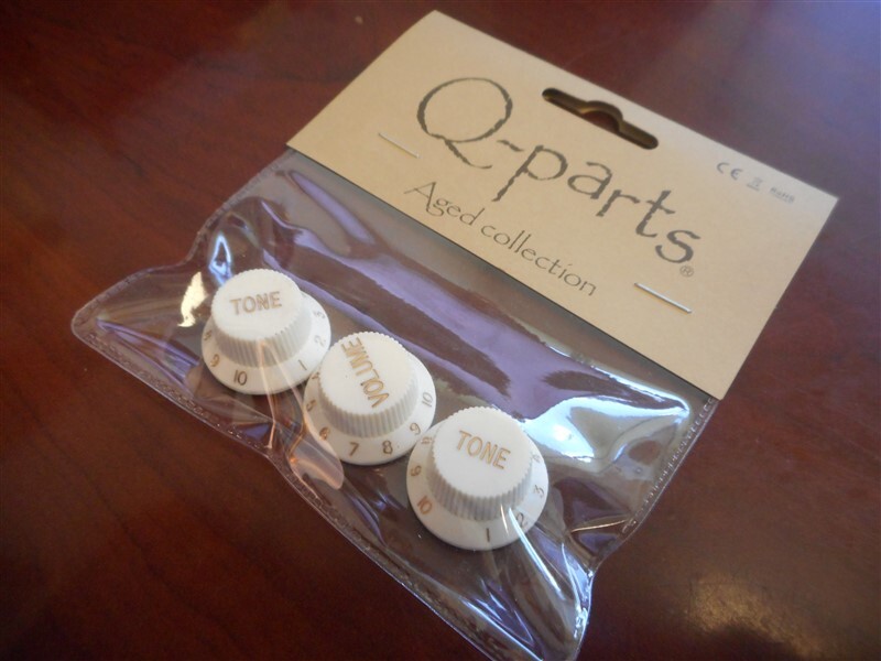 NEW – Q-Parts Aged Collection Original Series Strat Knob Set – AGED WHITE