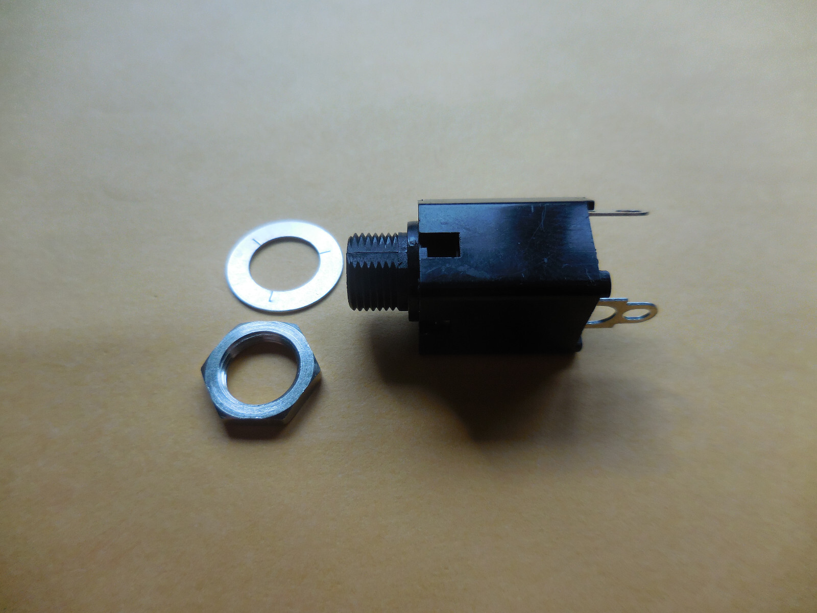 1/4″ 6.35mm MONO Jack Socket Closed Frame Audio plug for guitar pedal/amp NEW 1