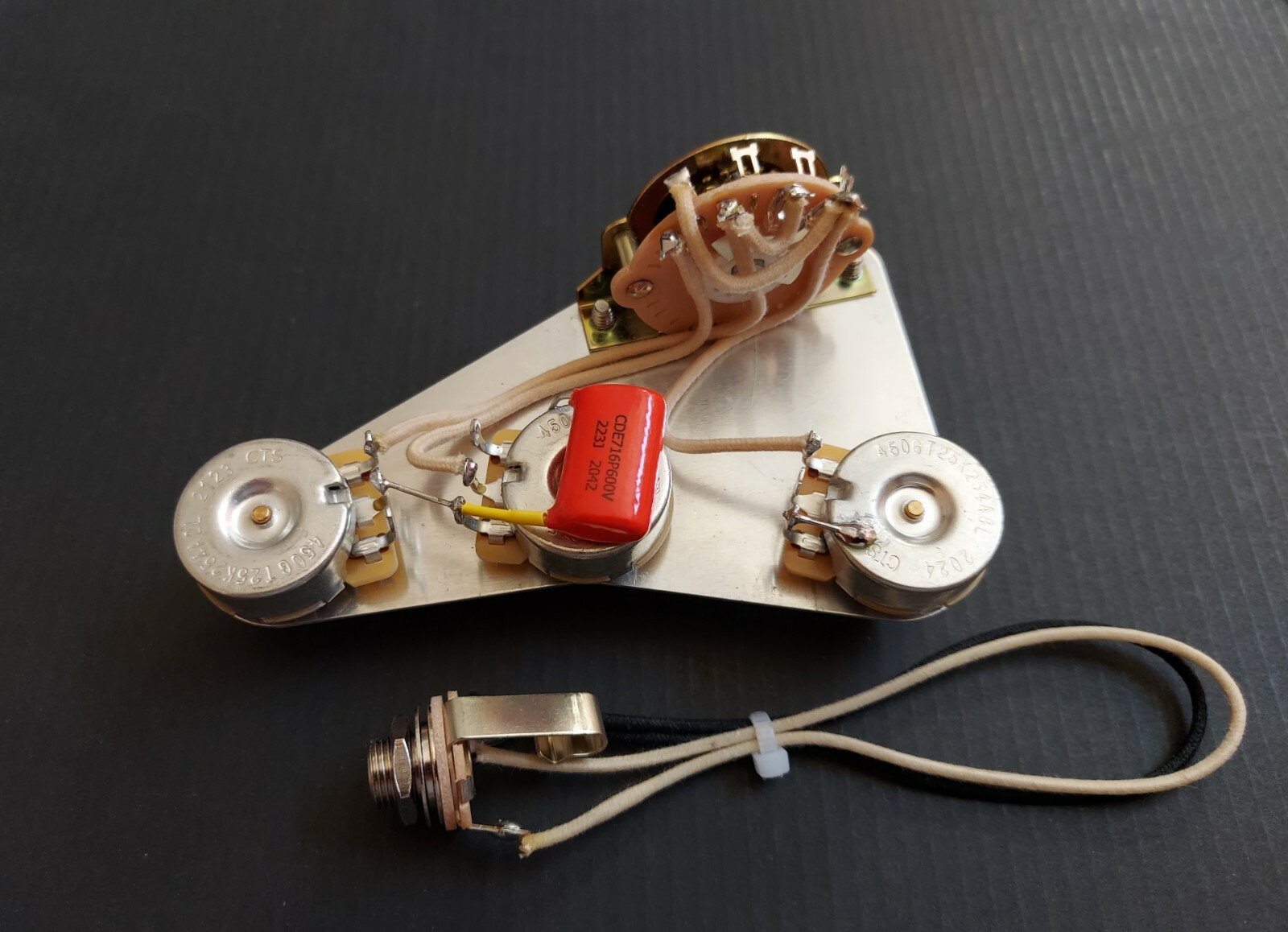 Tone Hounds Deluxe USA Wiring Harness – B22S- Orange Drops for Fender Strat