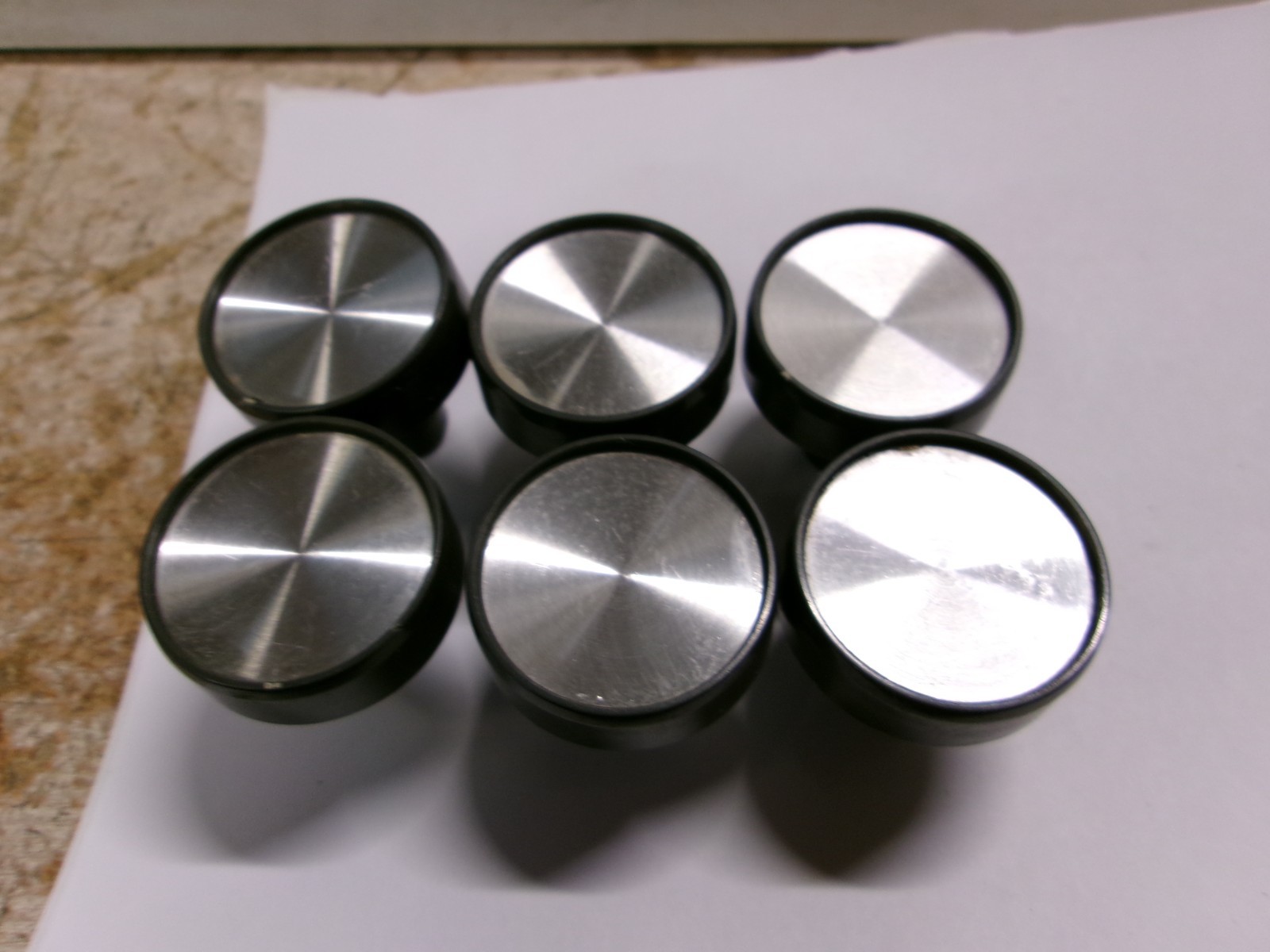 6 VINTAGE GRAY PLASTIC CONTROL KNOBS W/ALUMINUM INSERT.