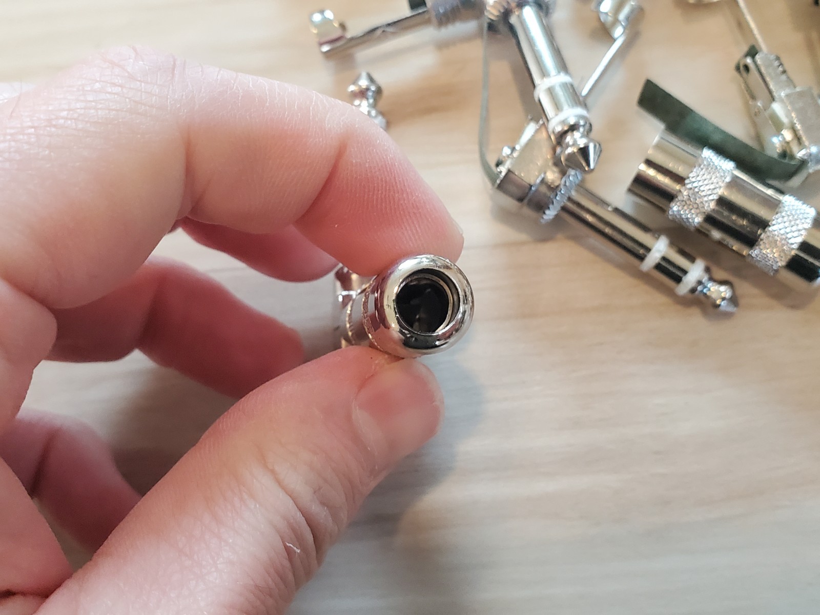 LOT OF 8 – 1/4″ 6.3mm Right Angle 90 Degree Mono Male Solder-On Plug Connector