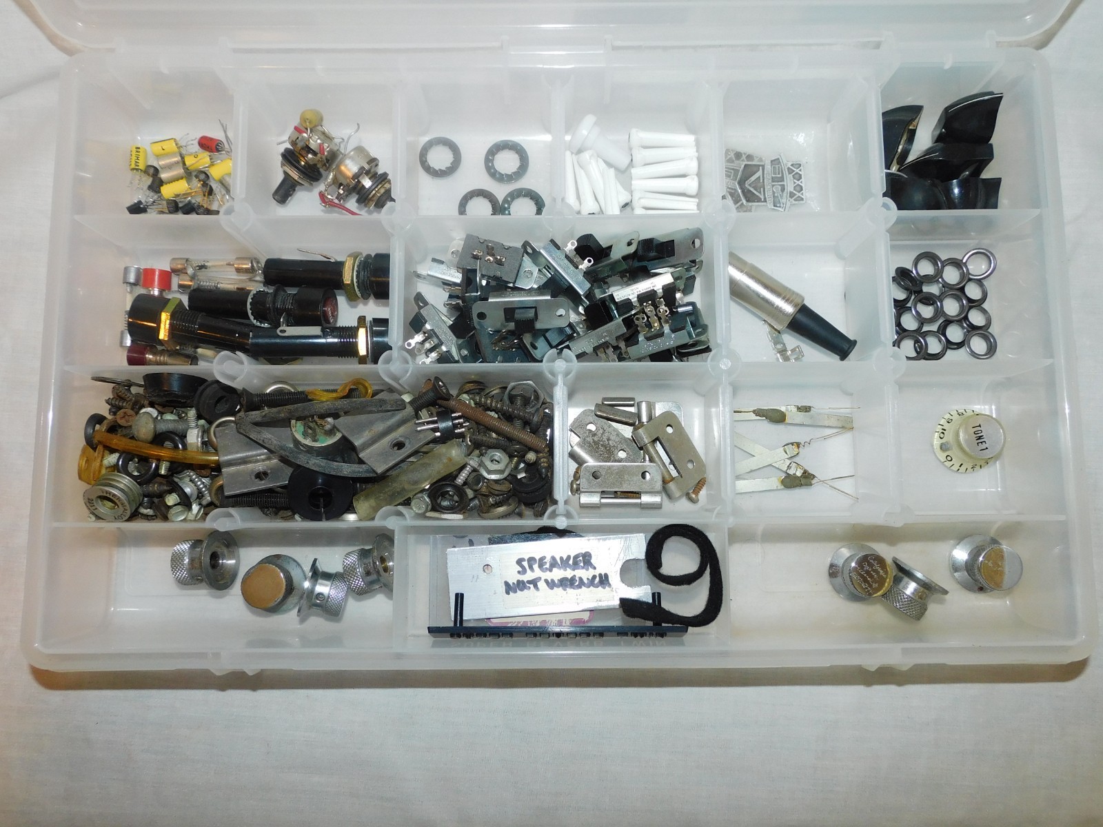 LOT OF VINTAGE GUITAR PARTS AND AMPLIFIER PARTS FROM A COLLECTOR – LOT B